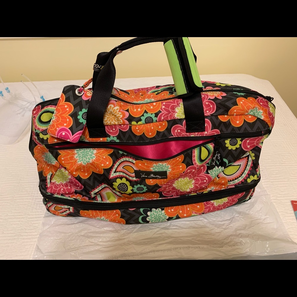 VERA BRADLEY CARRY ON WHEELED BAG, with matching Luggage Tag, preowned A+cond.